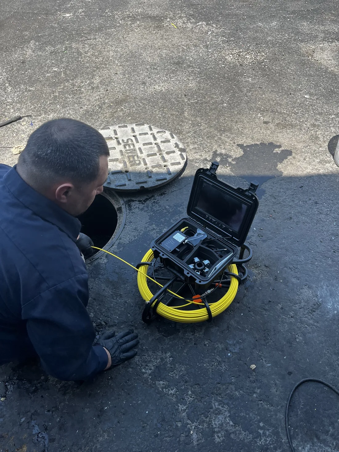 Sistema de inspección de alcantarillado con cámara mostrando una vista en vivo de la línea