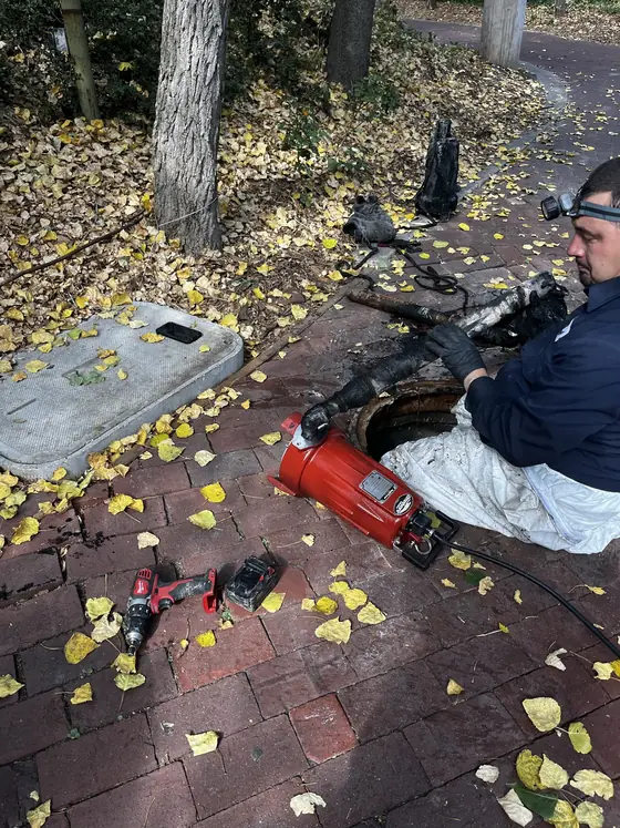 Terreno excavado con una línea subterránea expuesta