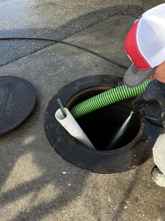 Cámara de servicio abierta con cables y equipo