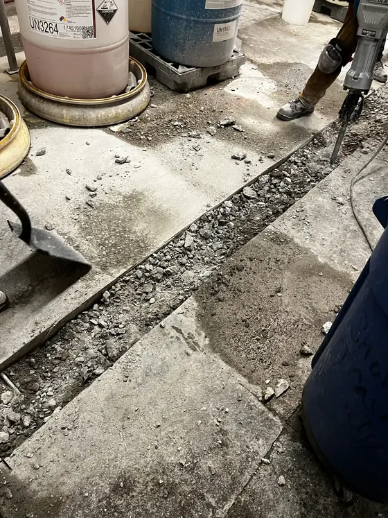 Línea subterránea expuesta junto a una excavación