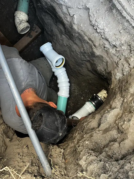Línea subterránea expuesta en una excavación estrecha