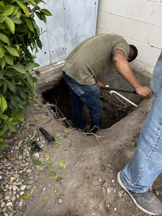 Terreno excavado con una línea subterránea expuesta