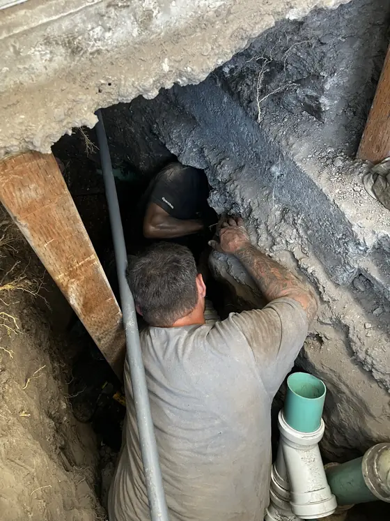 Equipo de servicio exterior junto a un poste protector amarillo