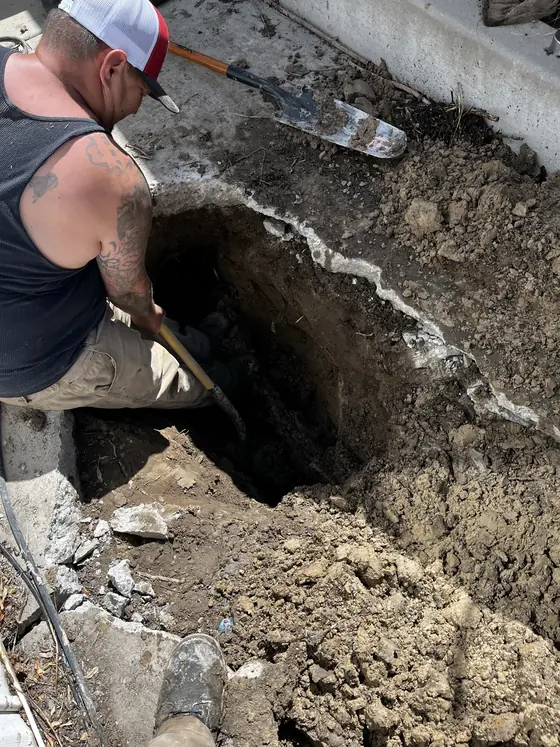Técnico trabajando junto a una excavación al aire libre