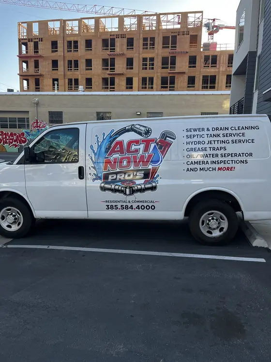 Técnico de Act Now Pros junto a un acceso de servicio exterior abierto