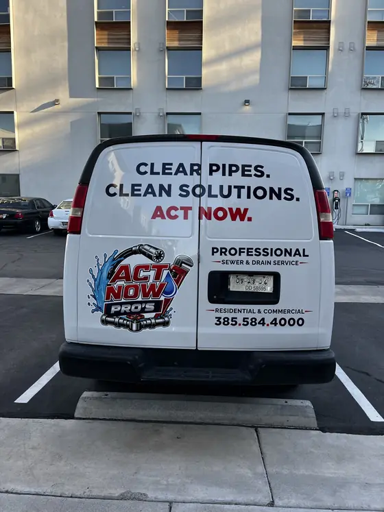 Técnico de Act Now Pros junto a un acceso de servicio exterior abierto
