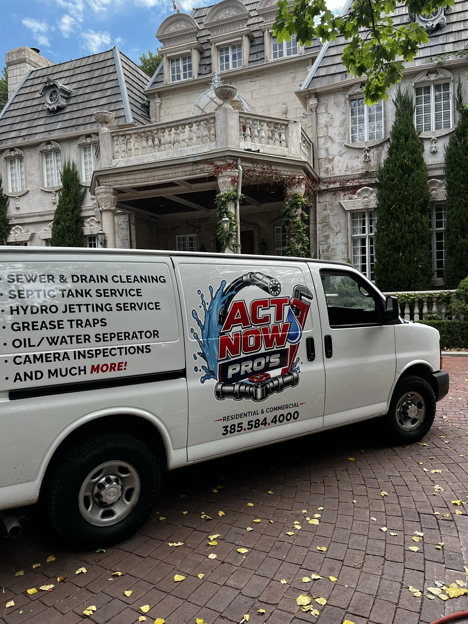 Camioneta de servicio de alcantarillado y drenaje de Act Now Pros, rotulada con limpieza de alcantarillado y drenaje, servicio de fosas sépticas, hidrolavado, trampas de grasa, separadores de aceite y agua, e inspecciones con cámara