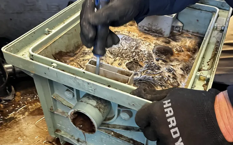 Interceptor de grasa recibiendo servicio