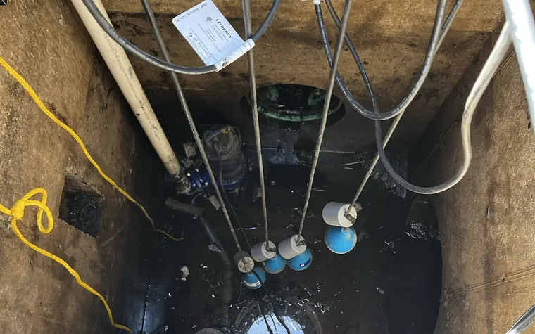 Colector y controles de estación elevadora comercial
