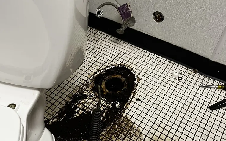 Destape de la línea principal en una brida de piso abierta