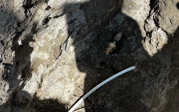Línea de alcantarillado expuesta en una excavación abierta